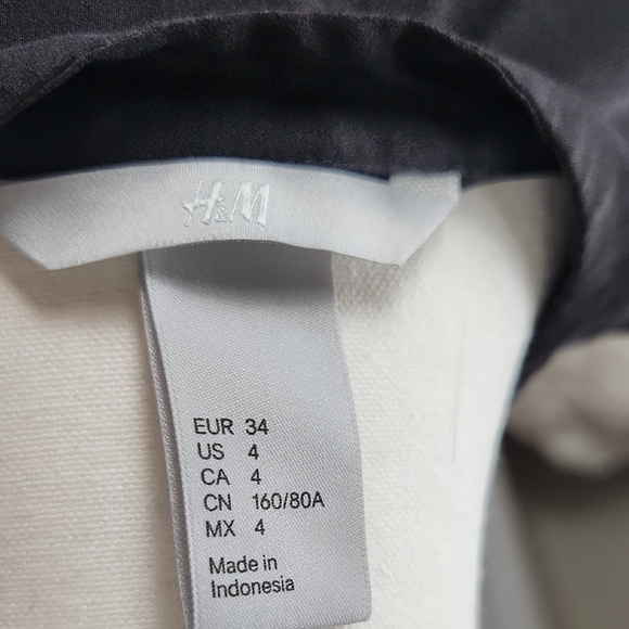 H&M Black Sleeveless Fitted Blouse with Mandarin Collar - Picture 2 of 7